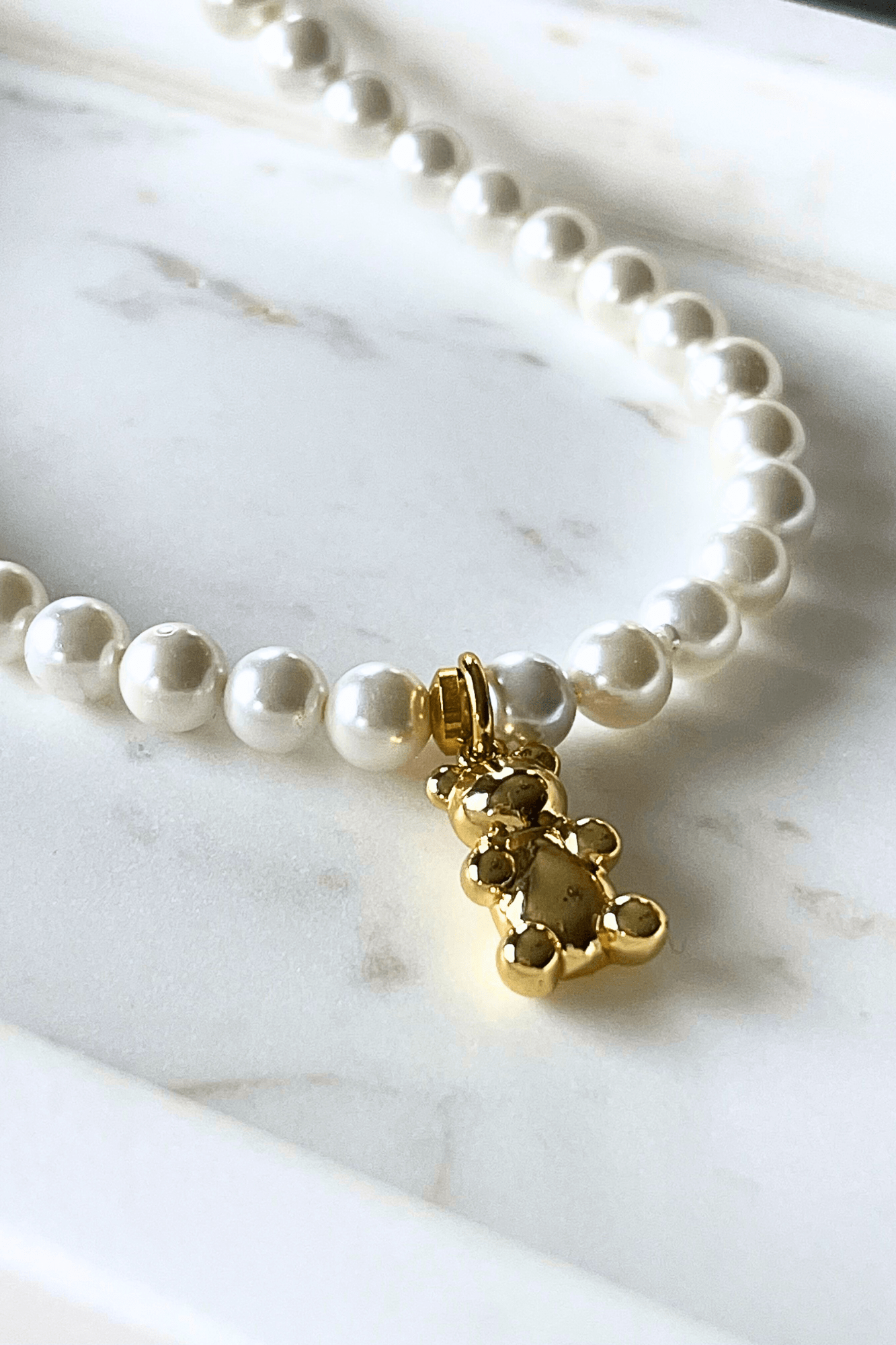 Amady Jewelry Halskjede TEDDY BEAR - perlekjede choker med teddybjørn charm, gullbelagt 18K og justerbart