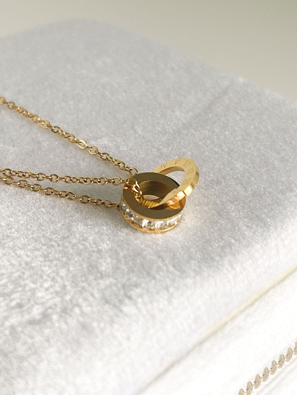 MEA NANI JEWELLERY Ankellenke AURELIA – 18K gullbelagt ankellenke med romertall og zirkonia