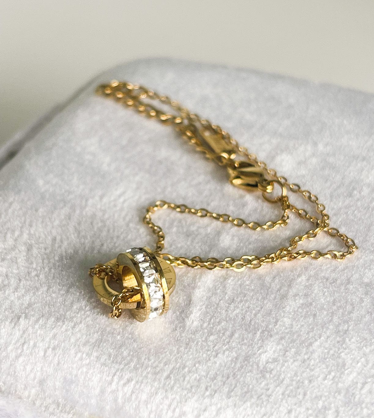 MEA NANI JEWELLERY Ankellenke AURELIA – 18K gullbelagt ankellenke med romertall og zirkonia