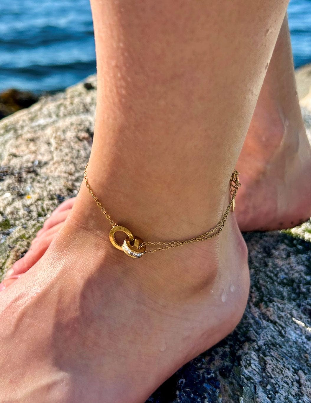 MEA NANI JEWELLERY Ankellenke AURELIA – 18K gullbelagt ankellenke med romertall og zirkonia