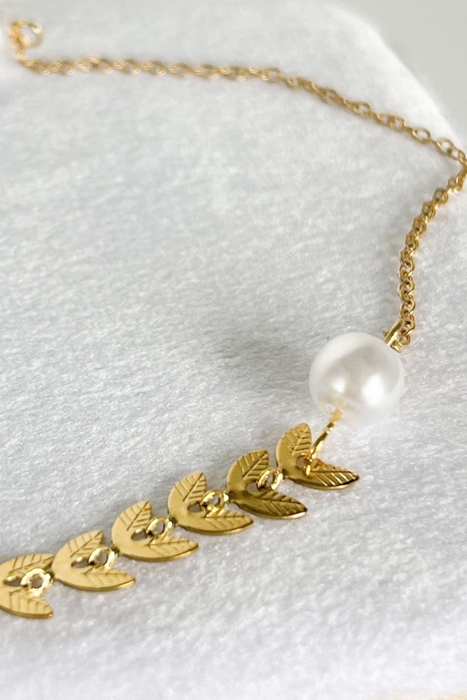 MEA NANI JEWELLERY Ankellenke NAYA – 18K gullbelagt ankellenke med fiskehaler og perledetaljer