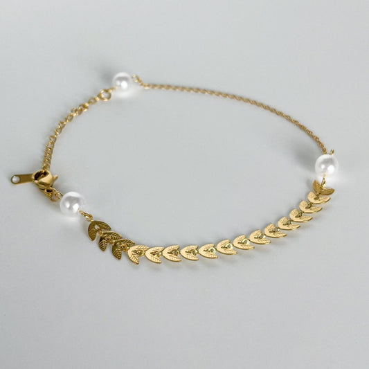 MEA NANI JEWELLERY Ankellenke NAYA – 18K gullbelagt ankellenke med fiskehaler og perledetaljer