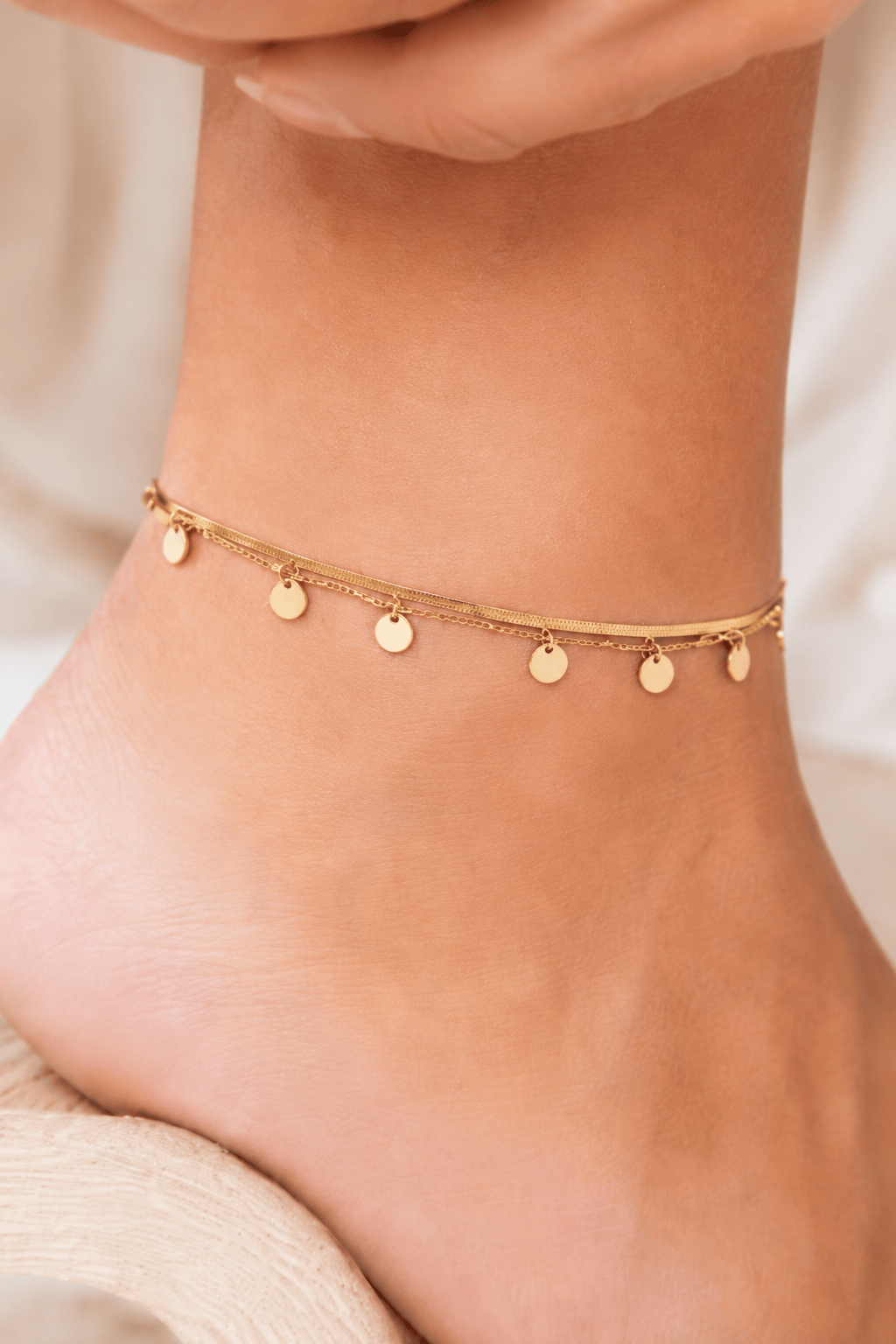 MEA NANI JEWELLERY Ankellenke SOLEIL DOUBLE ANKLET – ankelkjede i 14K gullbelagt kirurgisk stål