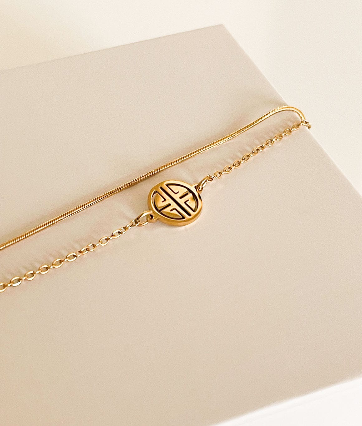 MEA NANI JEWELLERY Armbånd NOMI – justerbart armbånd i 18K gullbelagt stål, vanntett og hypoallergent