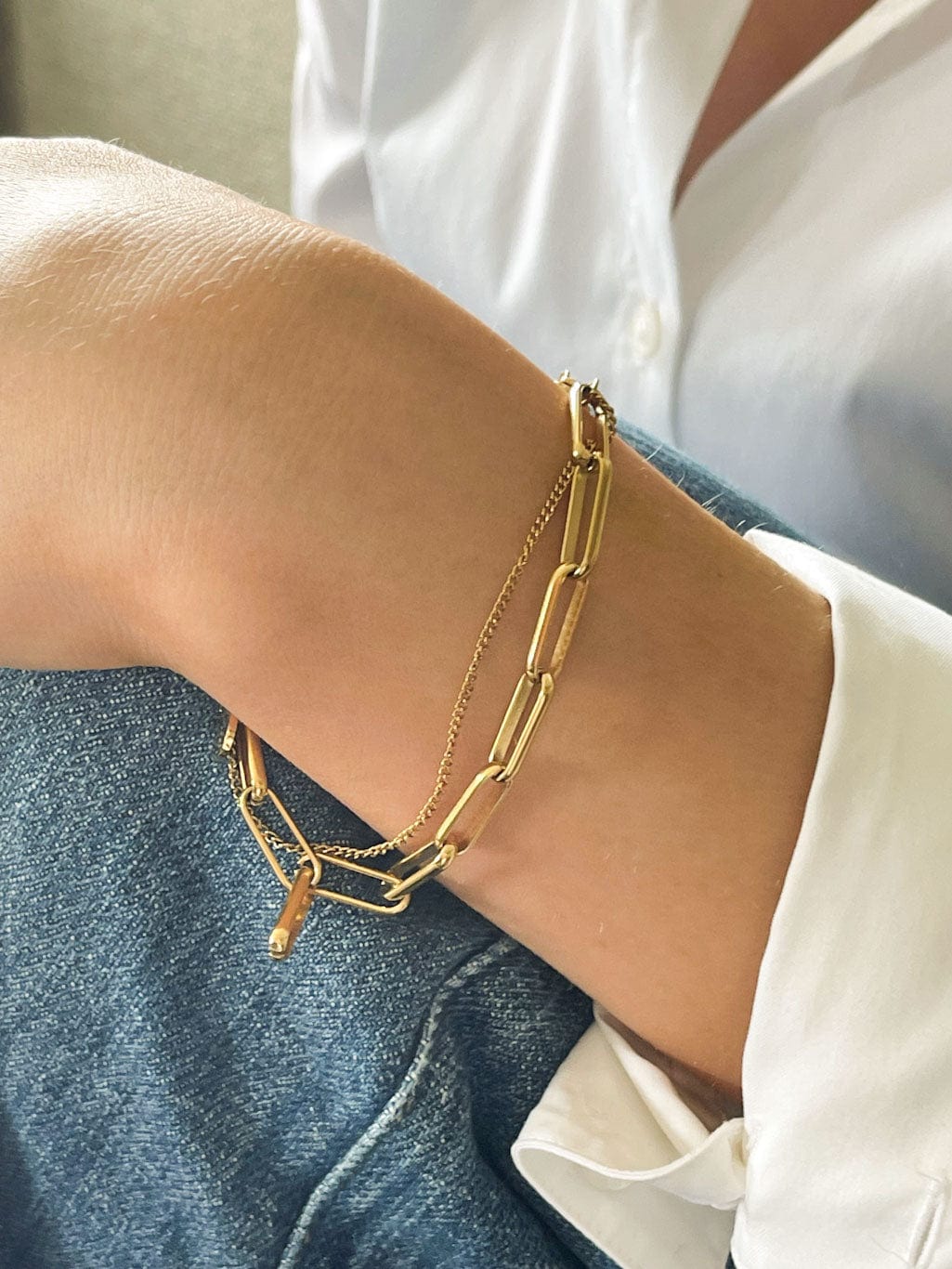 MEA NANI JEWELLERY Armbånd NOOR – gullbelagt armbånd med charm og lenker
