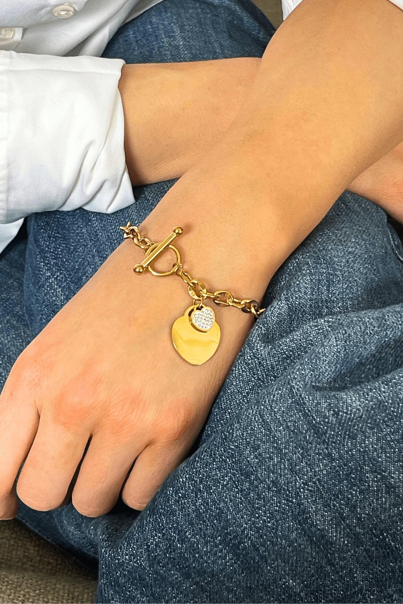 MEA NANI JEWELLERY Armbånd SHE’S GLOWING BRACELET – hjertearmbånd med 18k gullbelegg