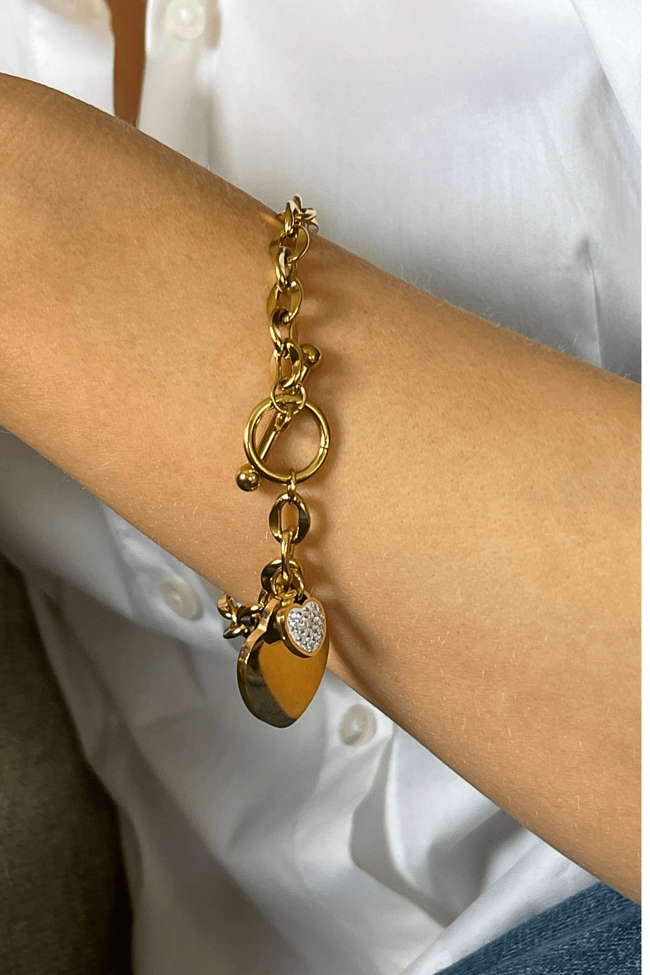 MEA NANI JEWELLERY Armbånd SHE’S GLOWING BRACELET – hjertearmbånd med 18k gullbelegg