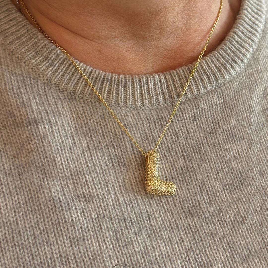 MEA NANI JEWELLERY Bokstavsmykke DIAMOND INITIAL – 18K gullbelagt bokstavsmykke med zirconia