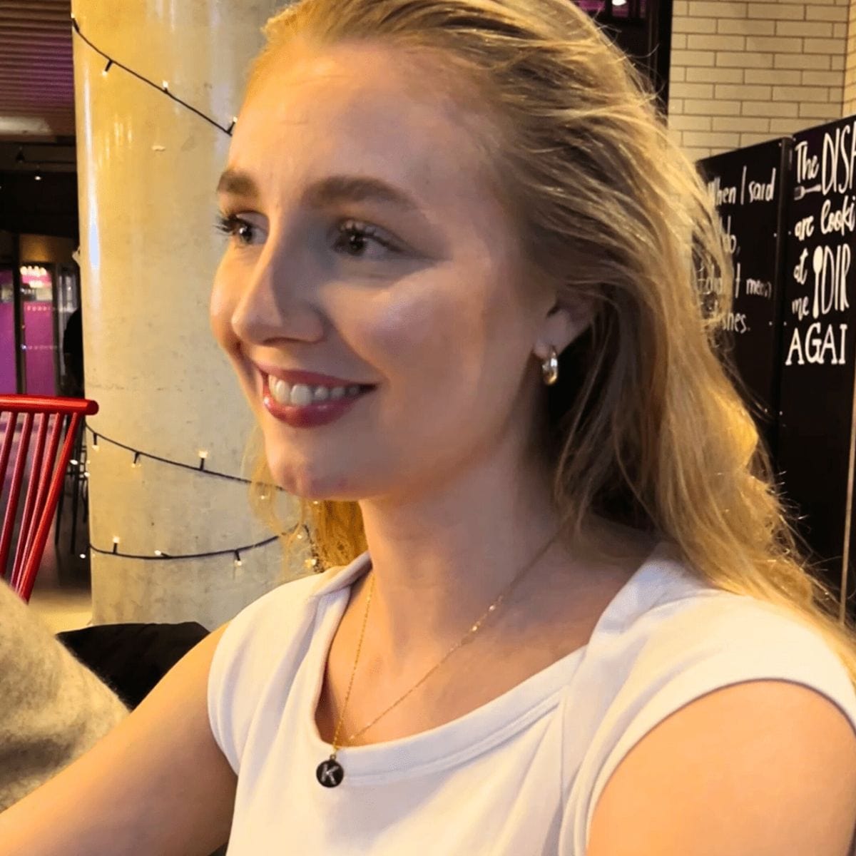 MEA NANI JEWELLERY Bokstavsmykke SHE’S ICONIC INITIAL NECKLACE – bokstavsmykke i 18K gullbelagt kirurgisk stål