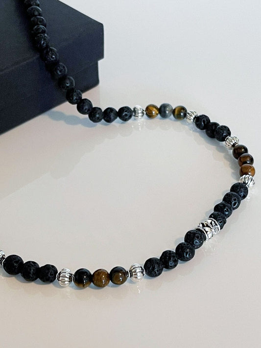 MEA NANI JEWELLERY BRIS – Perlekjede for menn med lavastein og tigerøye