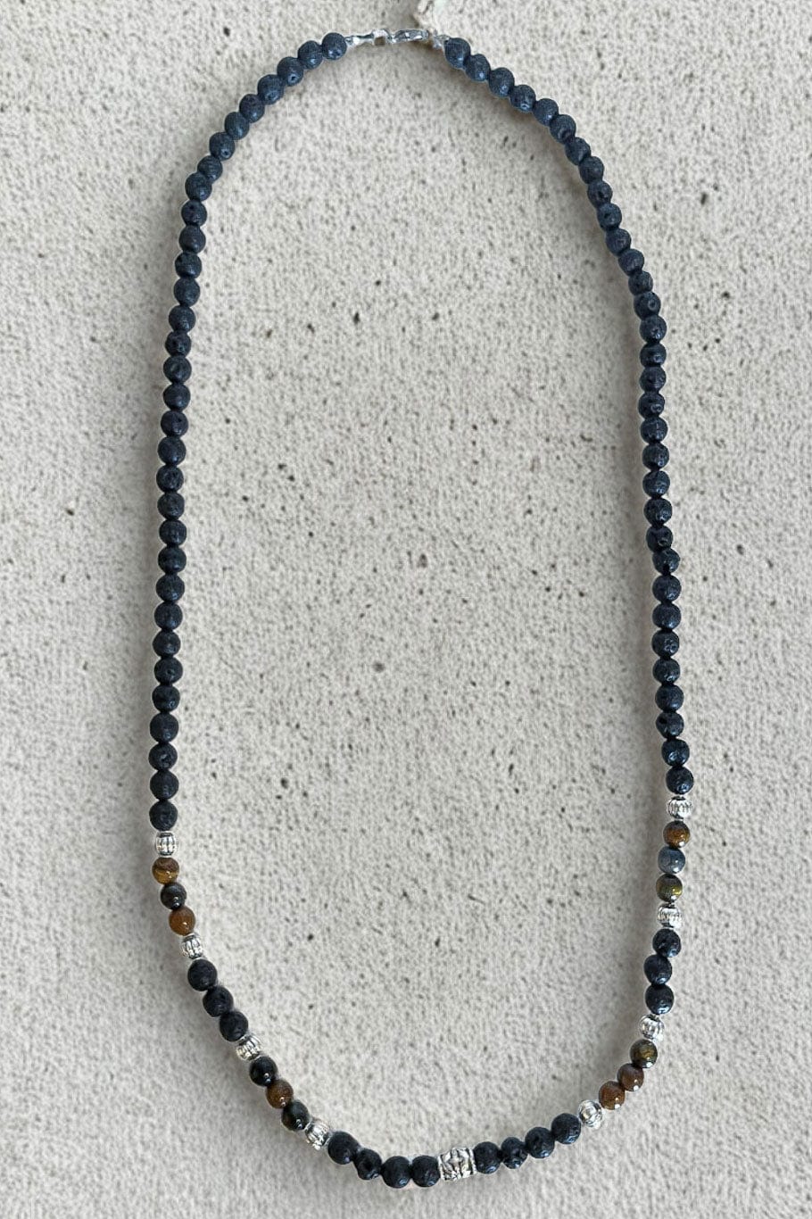 MEA NANI JEWELLERY BRIS – Perlekjede for menn med lavastein og tigerøye