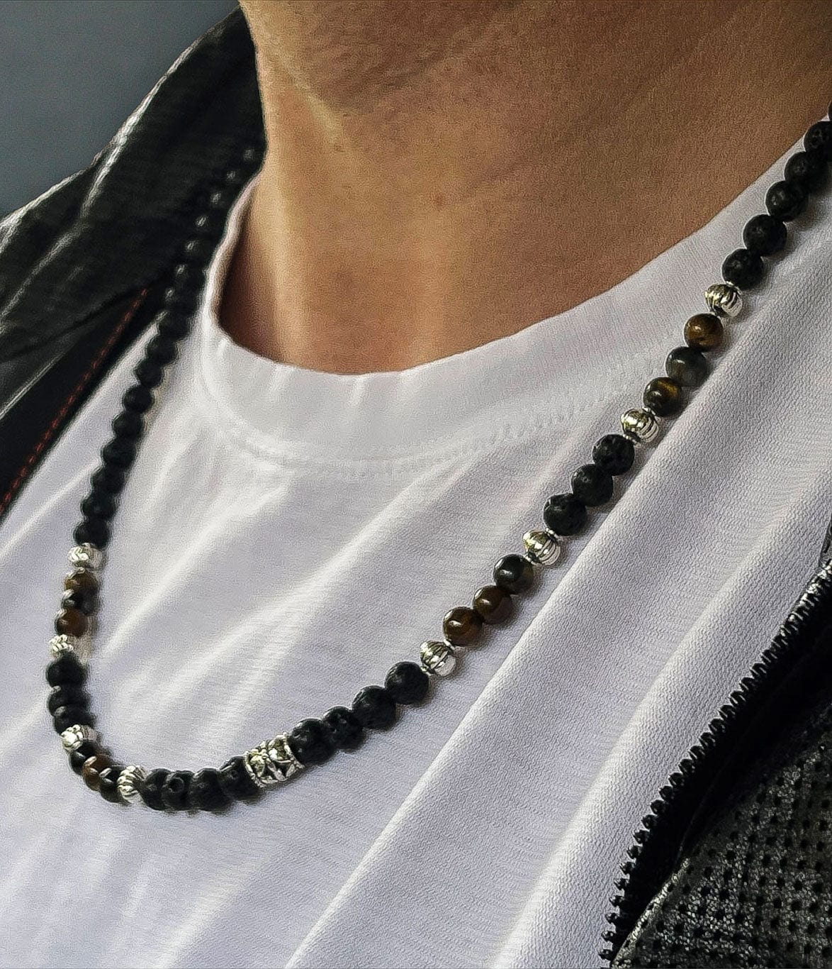 MEA NANI JEWELLERY BRIS – Perlekjede for menn med lavastein og tigerøye