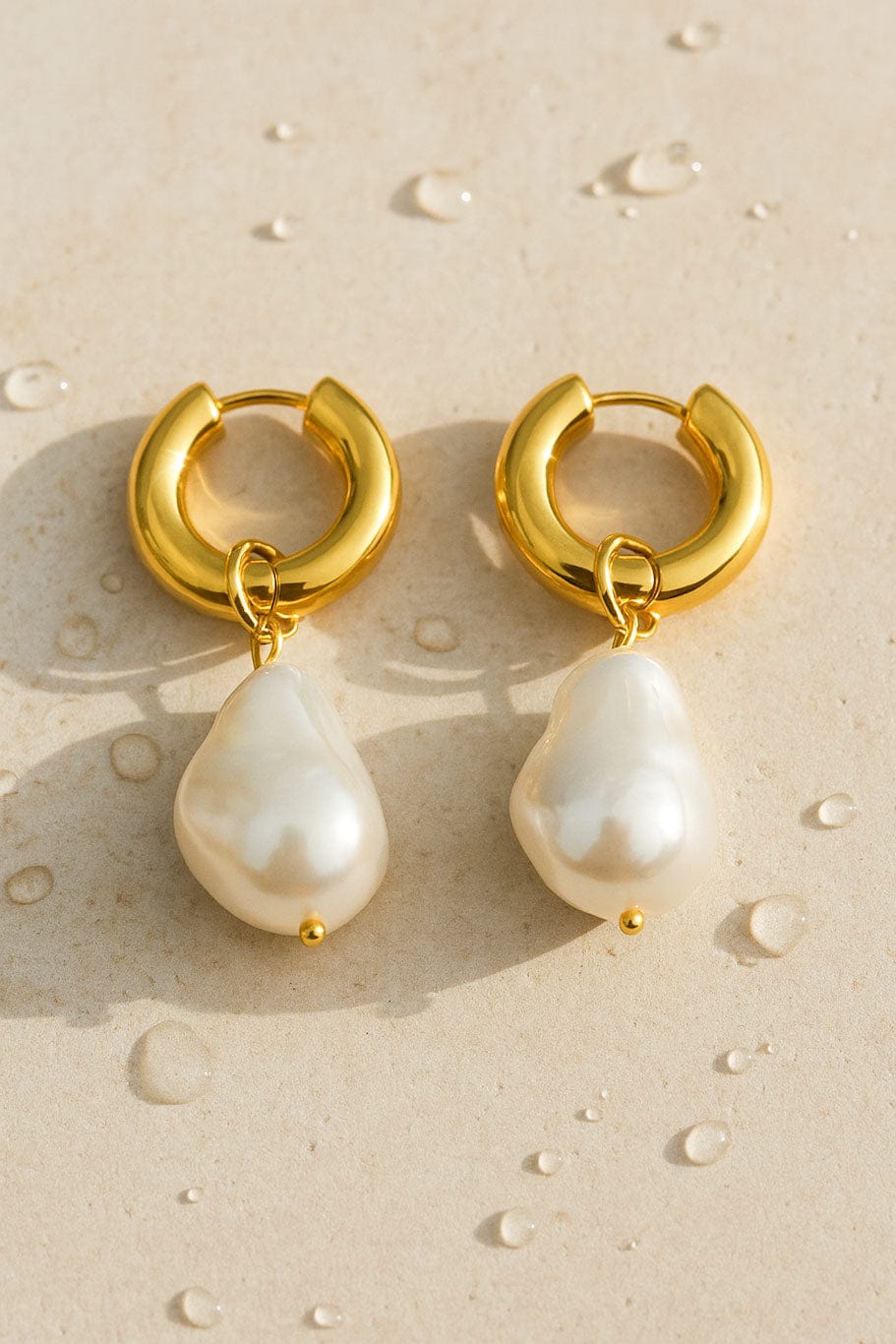 MEA NANI JEWELLERY Chunky hoops med perle ISLA – Store perle hoops i 18k PVD-gullbelagt kirurgisk stål