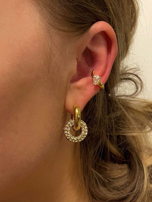 Gullbelagt ear cuff vist på modell sammen med Linnea gullbelagte hoops