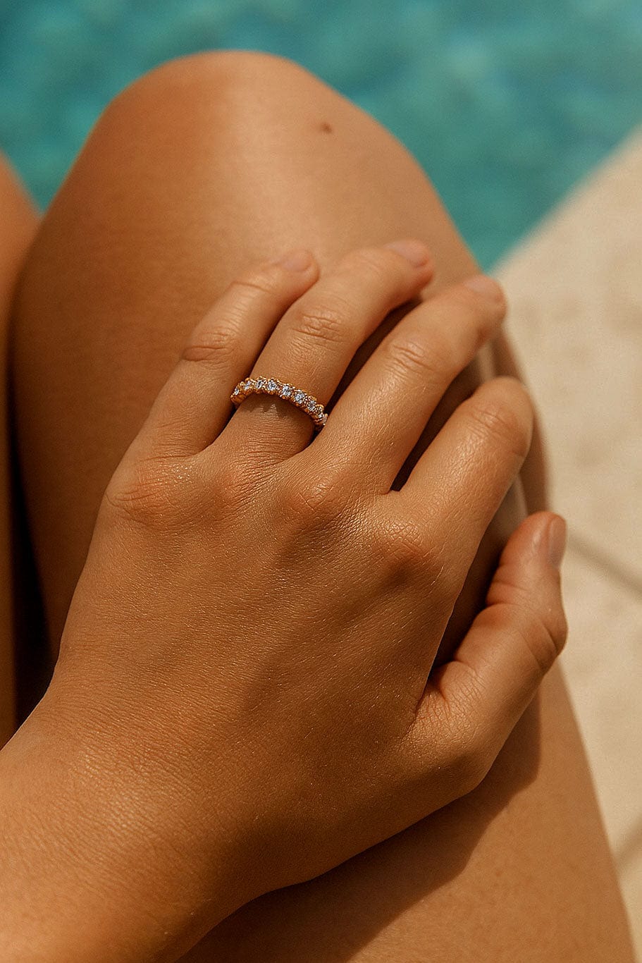 MEA NANI JEWELLERY Gullbelagt ring 14K CELESTE – 14K gullbelagt eternity-ring med zirkoner