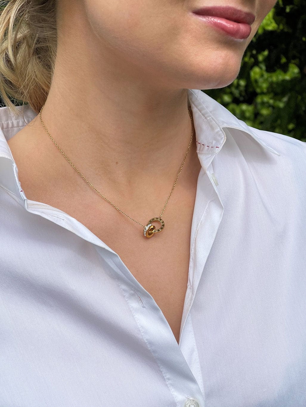 MEA NANI JEWELLERY Halskjede AURUM halskjede i 18K gullbelagt stål – Vanntett og allergivennlig med romertall og zirkonia