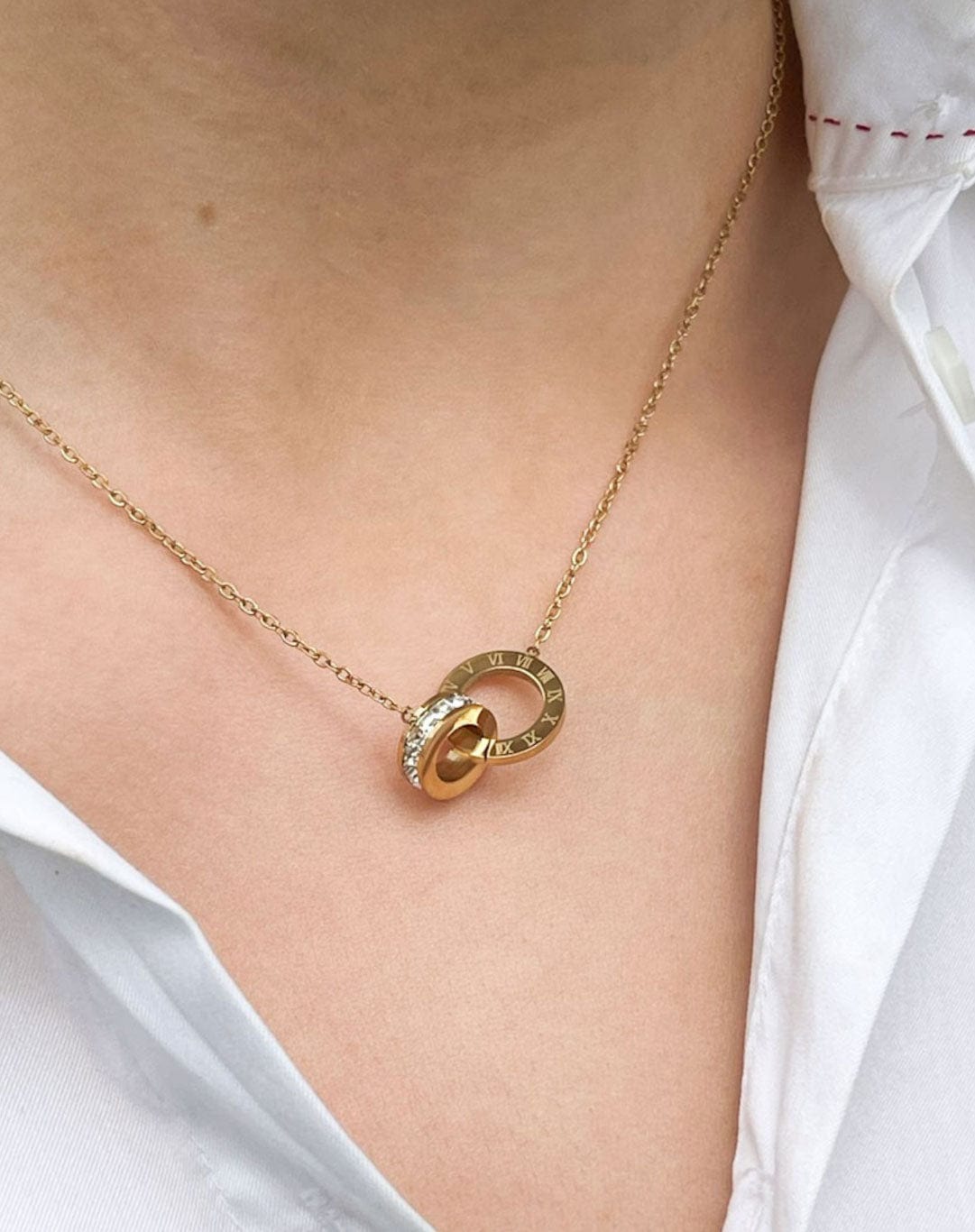 MEA NANI JEWELLERY Halskjede AURUM halskjede i 18K gullbelagt stål – Vanntett og allergivennlig med romertall og zirkonia