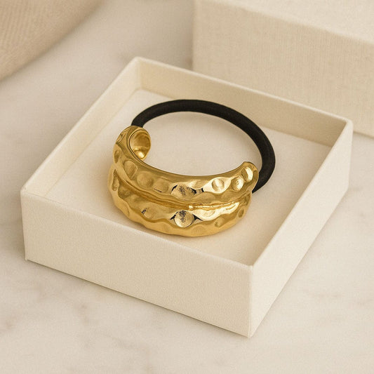 MEA NANI JEWELLERY Hårstrikk HÅRSTRIKK – 18k gullbelagt metallspenne, elegant og praktisk