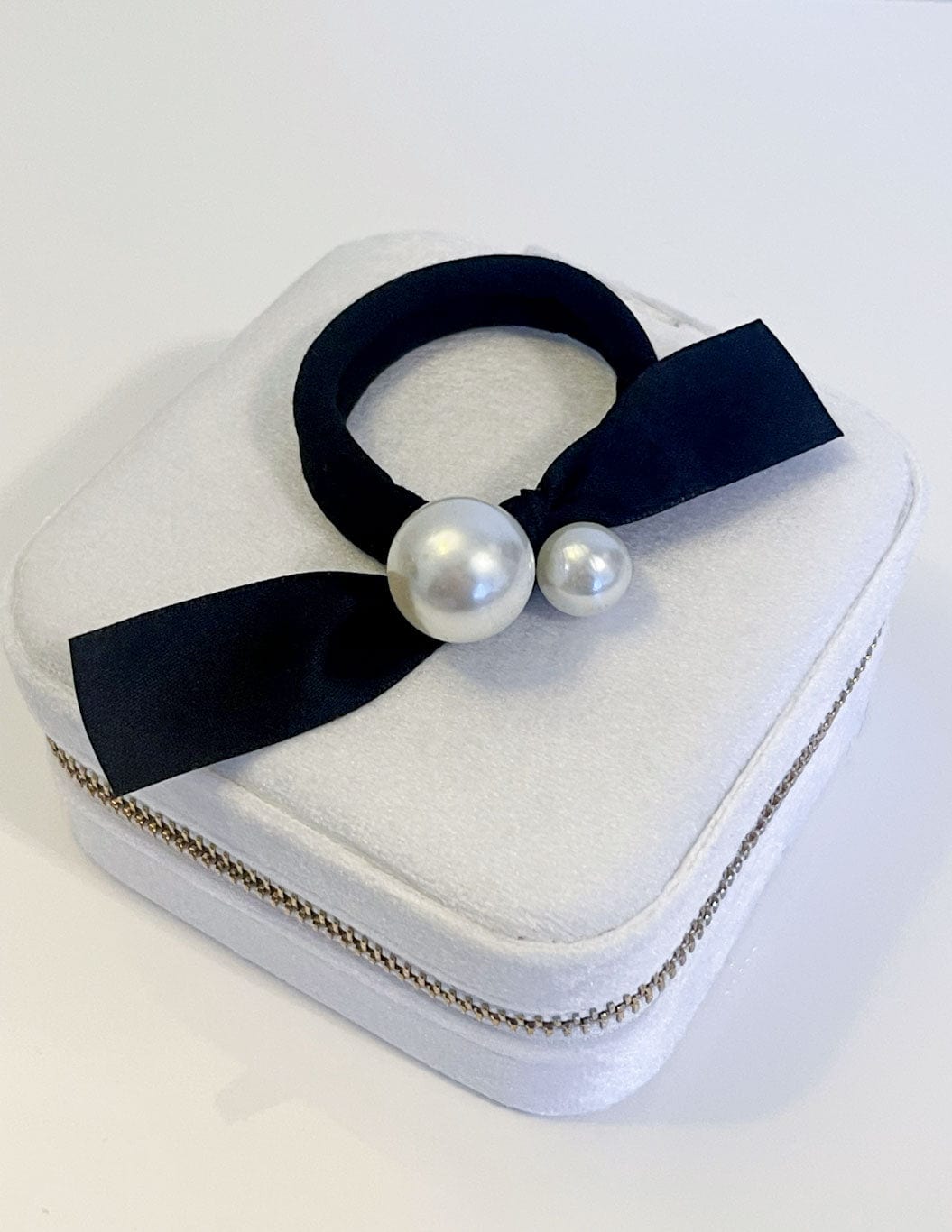 MEA NANI JEWELLERY Hårstrikk SORT HÅRSTRIKK MED SLØYFE OG HVITE PERLER
