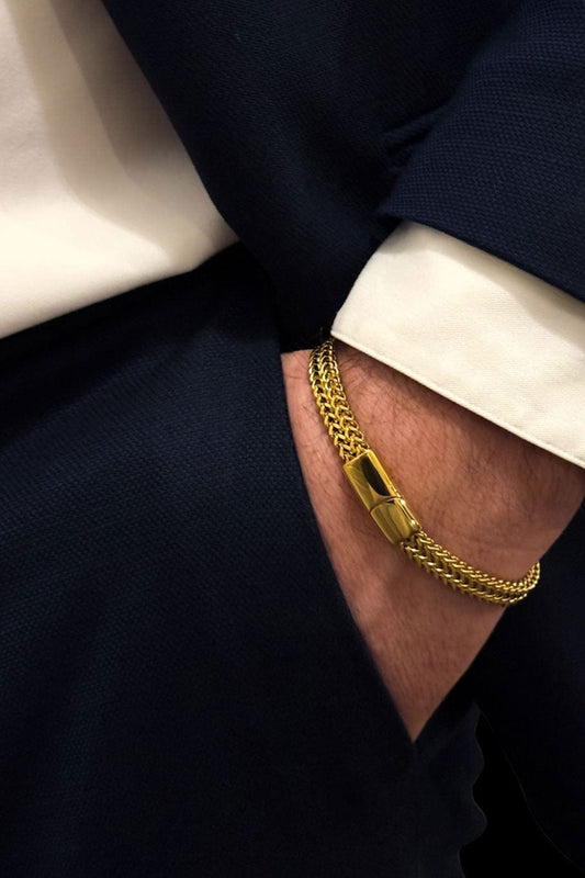 MEA NANI JEWELLERY Herrearmbånd 22 cm GULLFARGET HERREARMBÅND I RUSTFRITT STÅL – Klassisk og solid armbånd.
