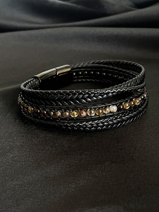 MEA NANI JEWELLERY Herrearmbånd MILOS– Herrearmbånd i sort lær med naturstein