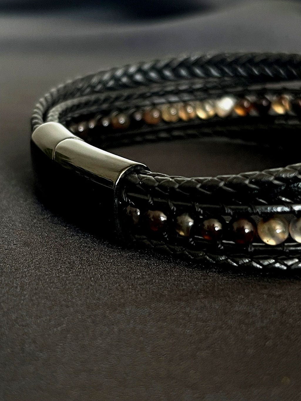 MEA NANI JEWELLERY Herrearmbånd MILOS– Herrearmbånd i sort lær med naturstein