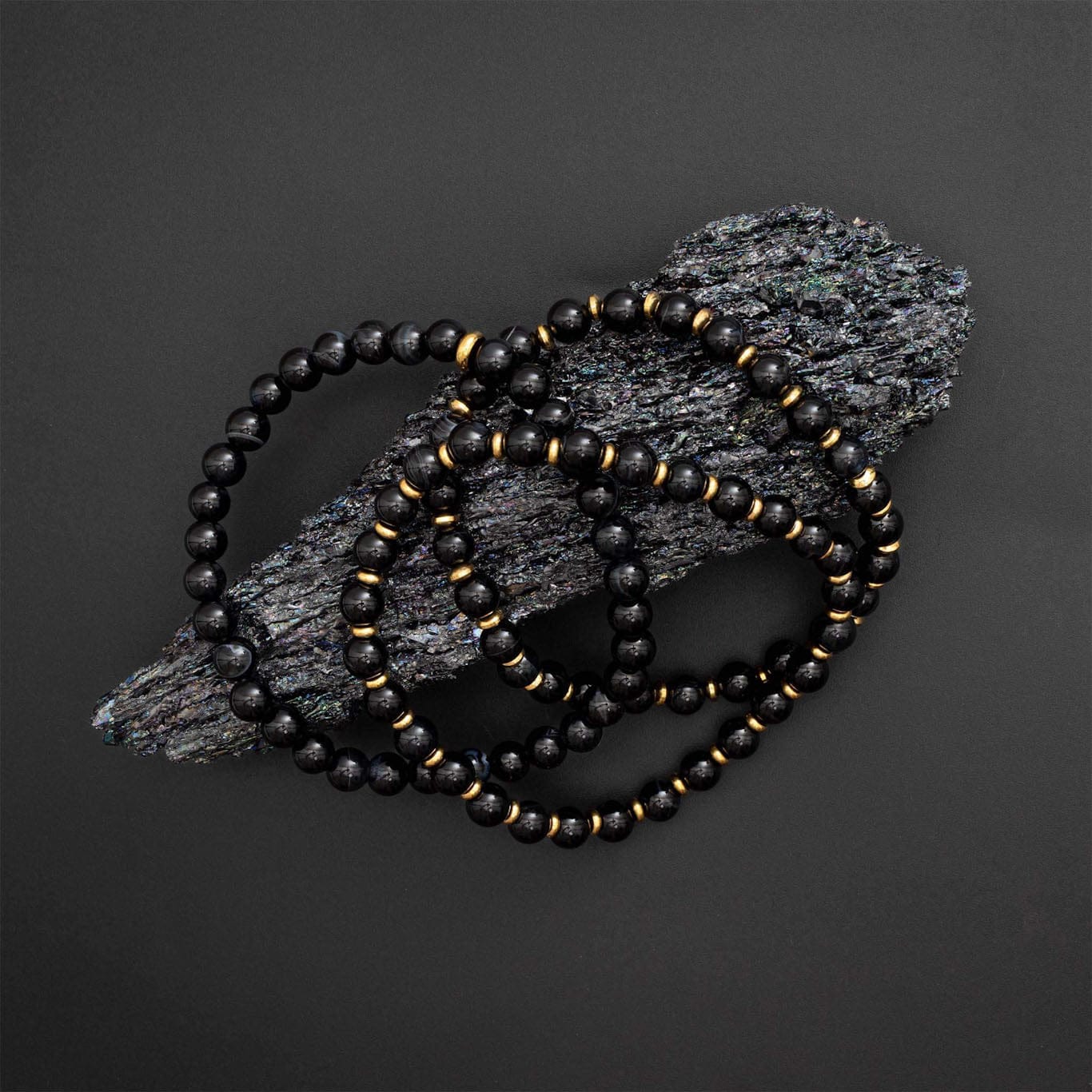 MEA NANI JEWELLERY Herrearmbånd THE ATLAS AGATE – Herrearmbånd i sort agat & 18K PVD-gull