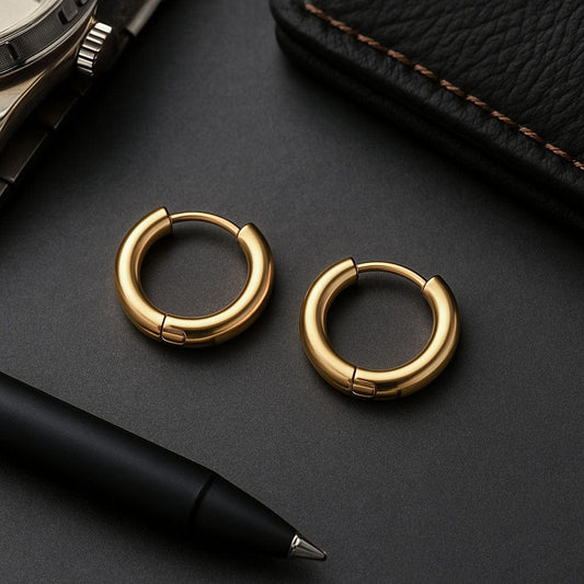 maskuline gull øreringer til herre, 15 mm runde øredobber i stål, vist sammen med klokke, skinnlommebok og penn, moderne tilbehør for menn