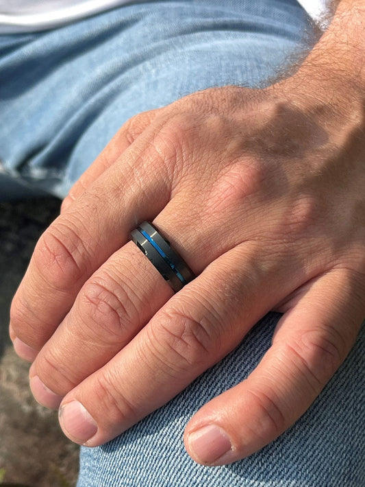 Blå og sort herrering i Tungsten Carbidevist på finger