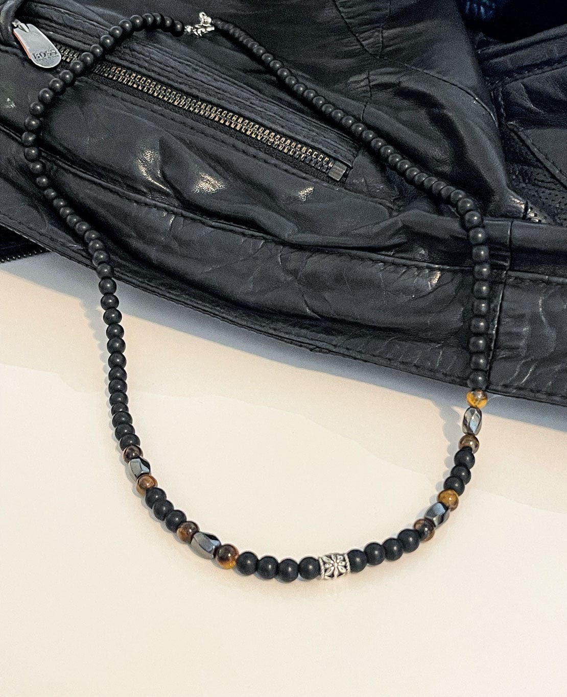 MEA NANI JEWELLERY Herresmykke ASK – langt herrekjede i lavastein og tigerøye