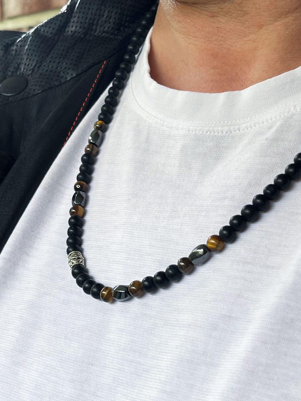 MEA NANI JEWELLERY Herresmykke ASK – langt herrekjede i lavastein og tigerøye
