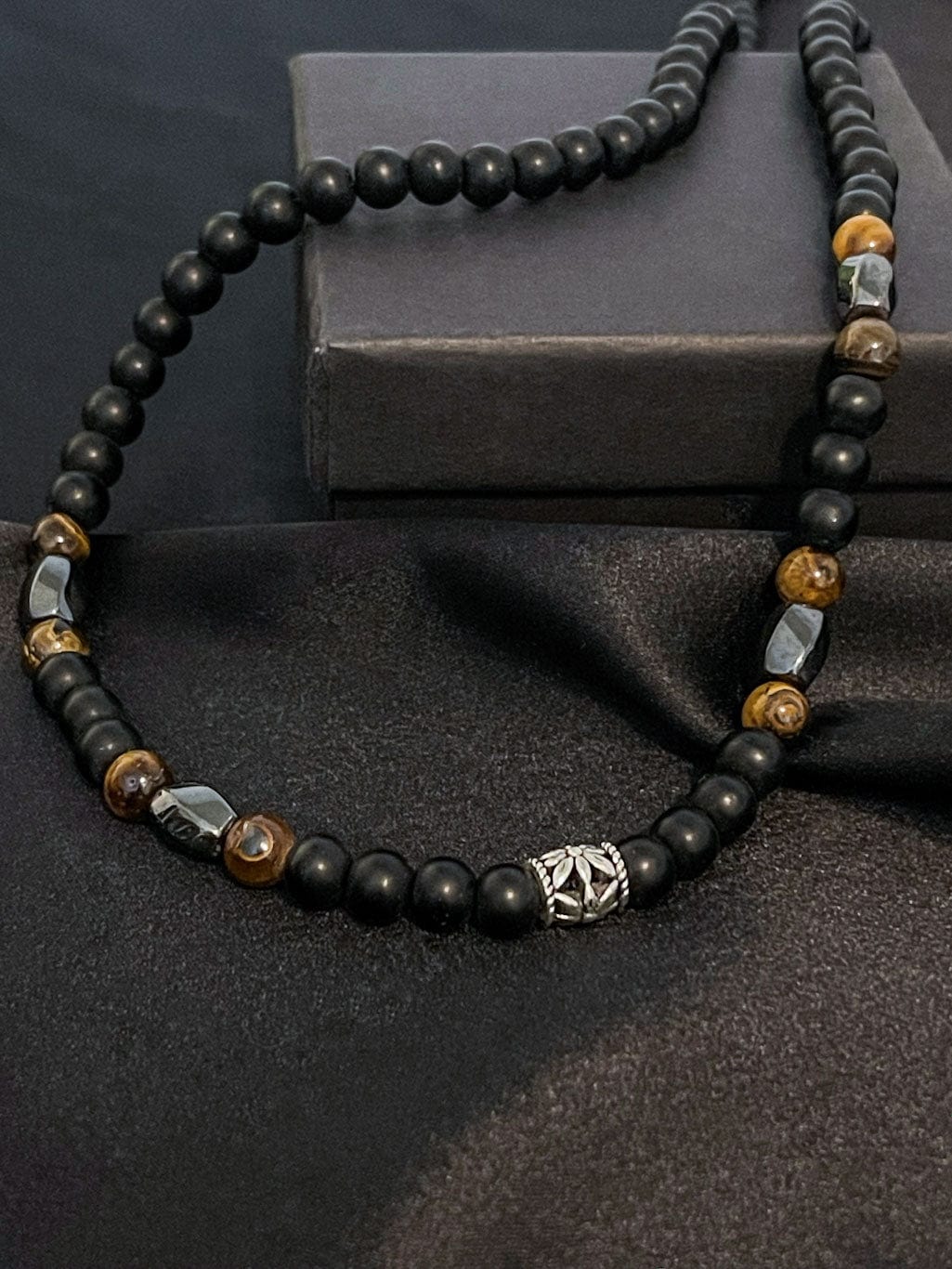 MEA NANI JEWELLERY Herresmykke ASK – langt herrekjede i lavastein og tigerøye