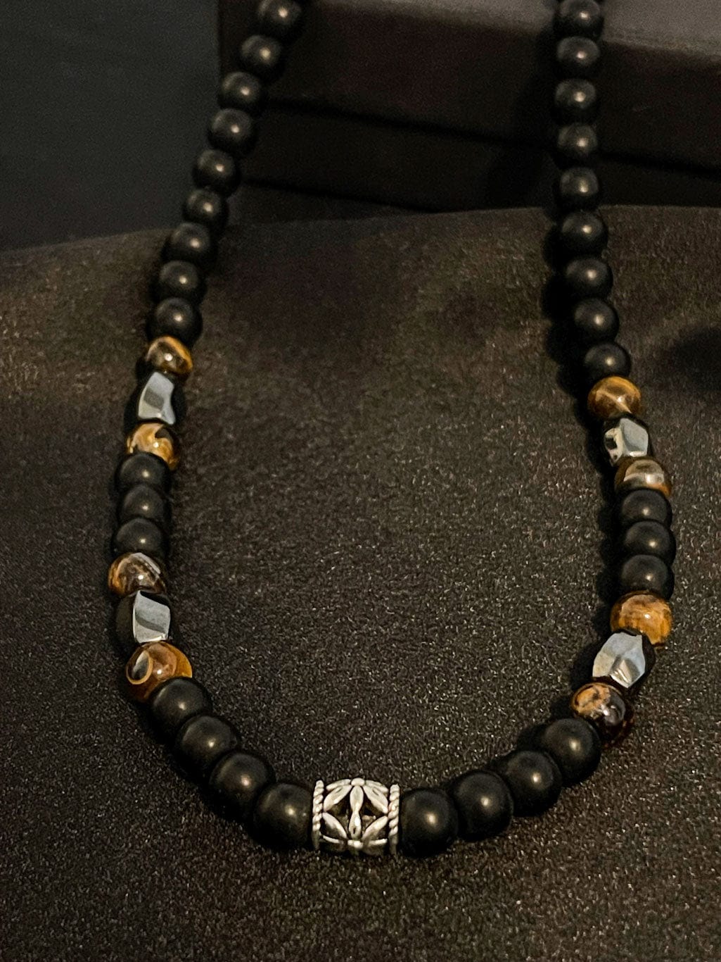 MEA NANI JEWELLERY Herresmykke ASK – langt herrekjede i lavastein og tigerøye