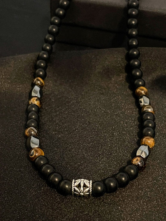 MEA NANI JEWELLERY Herresmykke ASK – langt herrekjede i lavastein og tigerøye