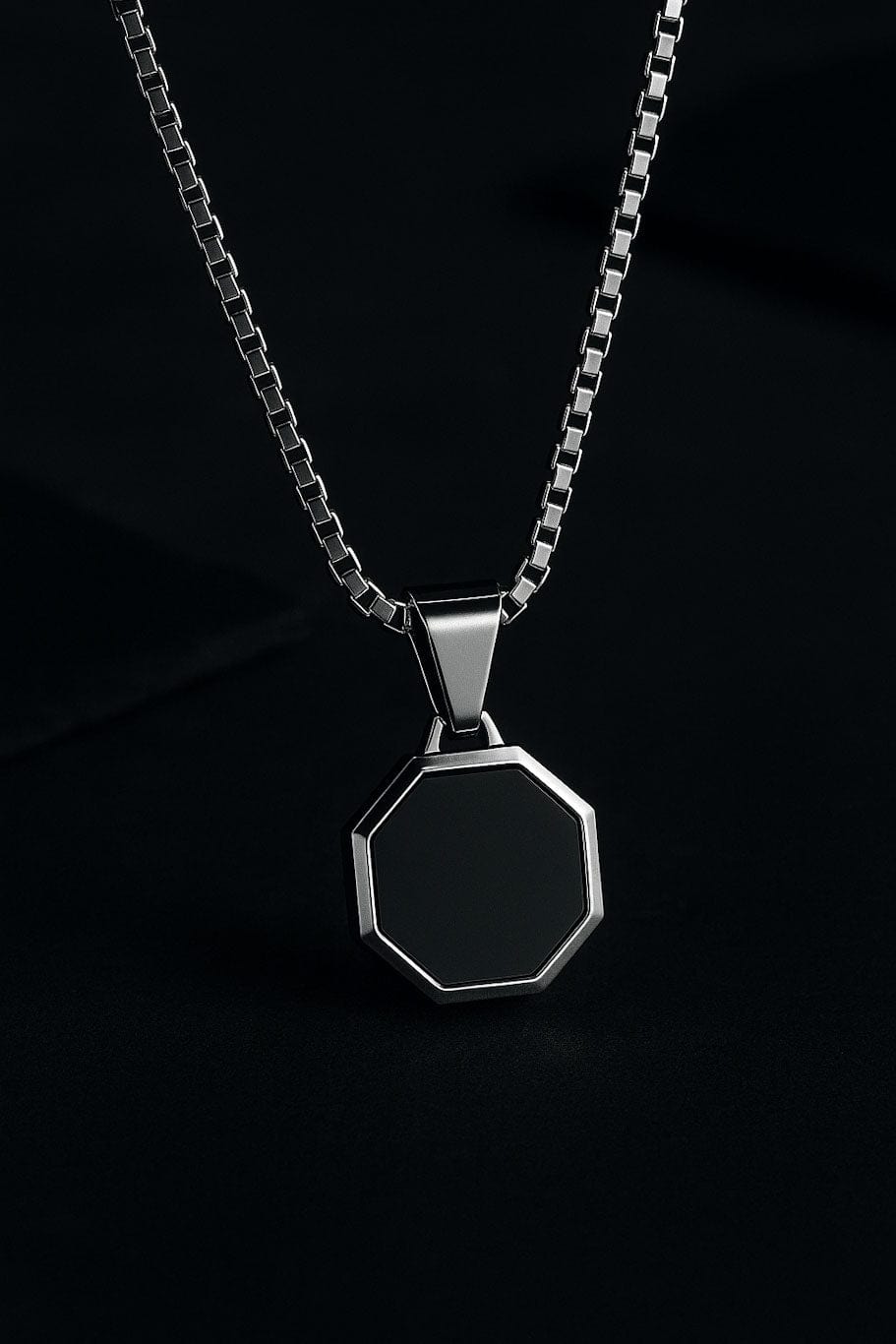 MEA NANI JEWELLERY Herresmykke ONYX – halskjede til menn i rustfritt stål med sort geometrisk anheng