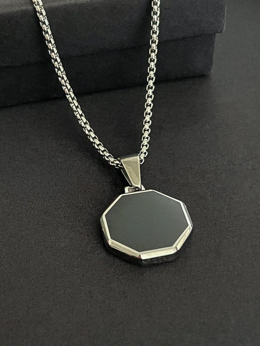 MEA NANI JEWELLERY Herresmykke ONYX – halskjede til menn i rustfritt stål med sort geometrisk anheng