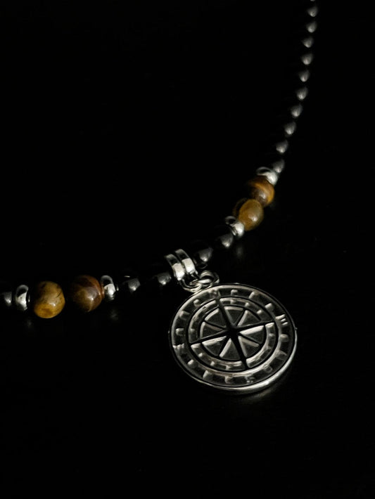 MEA NANI JEWELLERY Herresmykke POLARIS – Halskjede med kompass og tige røye perler