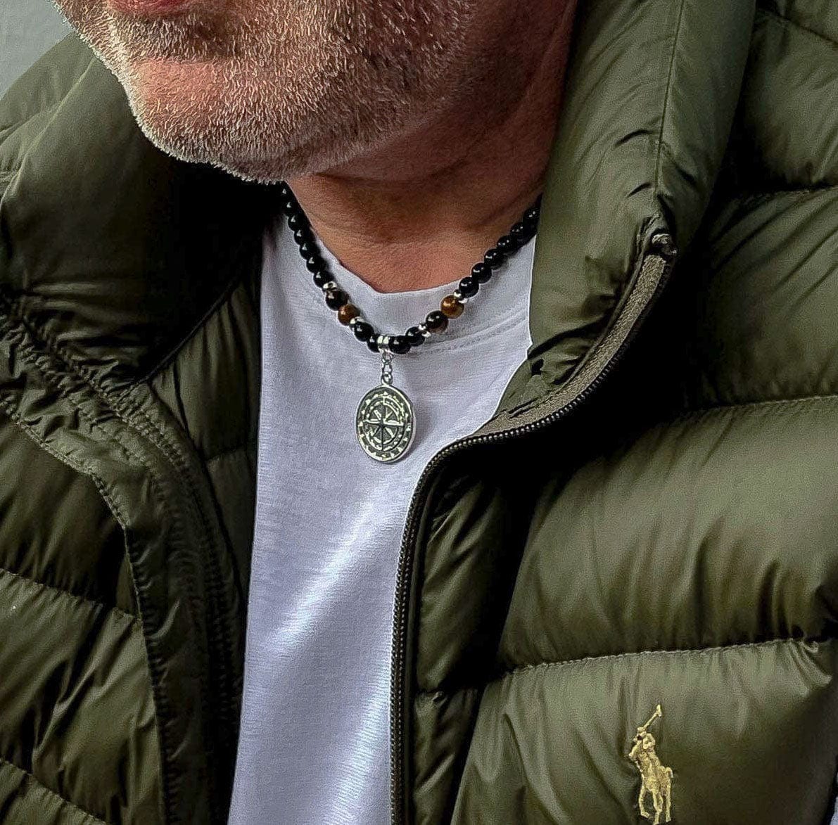 MEA NANI JEWELLERY Herresmykke POLARIS – Halskjede med kompass og tigerøye perler