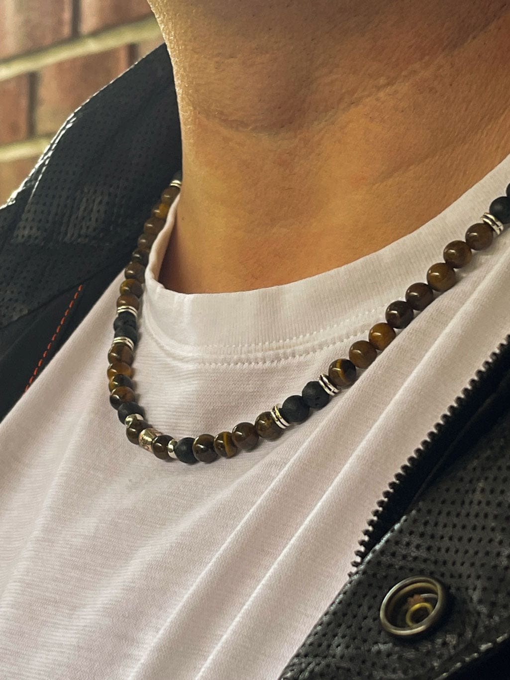 MEA NANI JEWELLERY Herresmykke STORM – Perlekjede sort, brunt og sølv