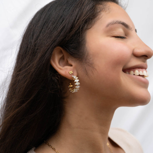 MEA NANI JEWELLERY Hoops med glitrende steiner STARDUST HOOPS – 18K gullbelagte hoop-øredobber med marquise CZ-stener