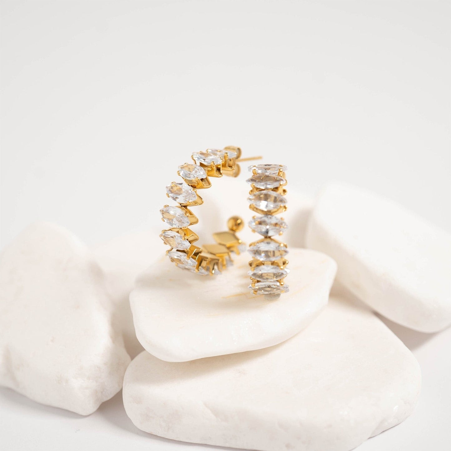 MEA NANI JEWELLERY Hoops med glitrende steiner STARDUST HOOPS – 18K gullbelagte hoop-øredobber med marquise CZ-stener