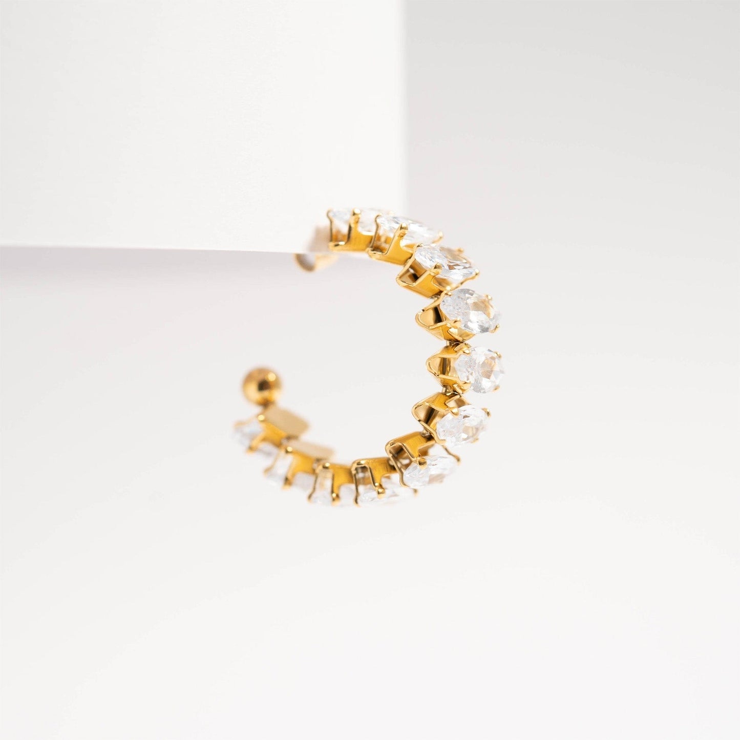 MEA NANI JEWELLERY Hoops med glitrende steiner STARDUST HOOPS – 18K gullbelagte hoop-øredobber med marquise CZ-stener