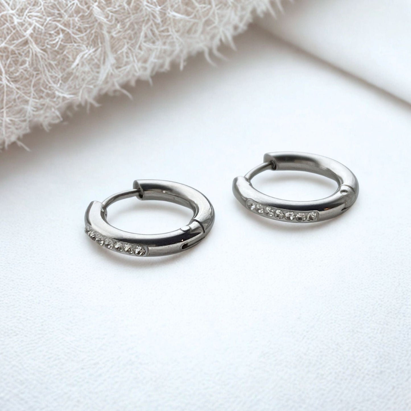 MEA NANI JEWELLERY Huggie hoops ELARA HUGGIES – små hoops i kirurgisk stål med cubic zirconia