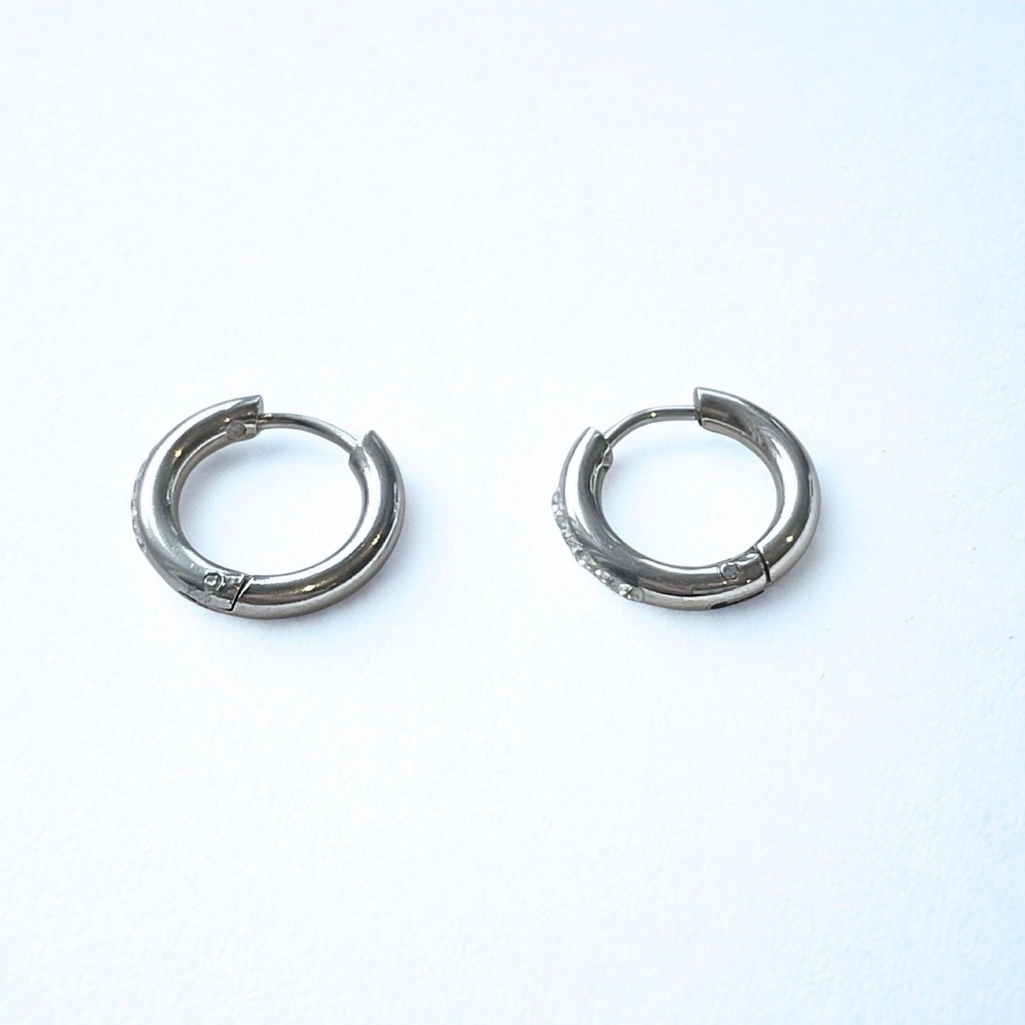 MEA NANI JEWELLERY Huggie hoops ELARA HUGGIES – små hoops i kirurgisk stål med cubic zirconia