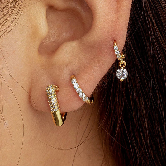 MEA NANI JEWELLERY Huggie hoops EMMA - 18K gullbelagte huggie hoops med zirkon stein