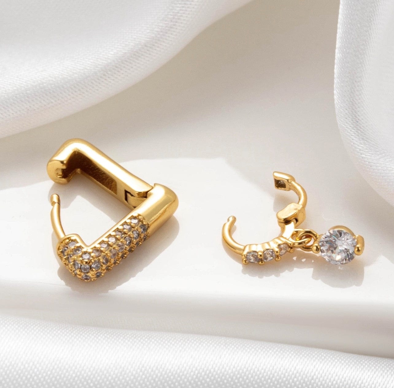 MEA NANI JEWELLERY Huggie hoops EMMA HUGGIE ØRERING 18K GULLBELAGT - 1 stk. øredobb