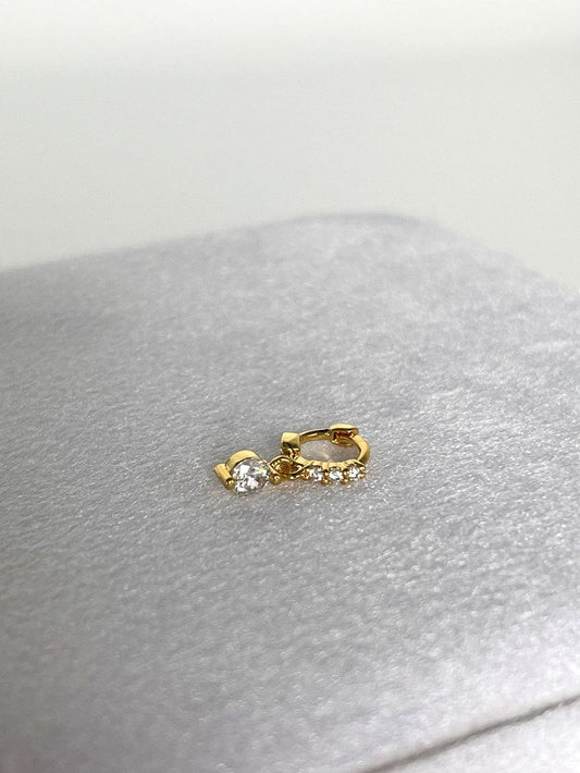 MEA NANI JEWELLERY Huggie hoops LUMI HUGGIE HOOPS 18K GULLBELAGT