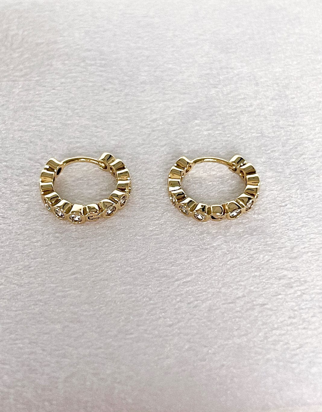 MEA NANI JEWELLERY Huggie hoops NOVA 14K GULLBELAGTE HUGGIE HOOPS MED ZIRKONA - Små glitrende øreringer i gull