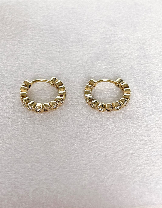 MEA NANI JEWELLERY Huggie hoops NOVA 14K GULLBELAGTE HUGGIE HOOPS MED ZIRKONA - Små glitrende øreringer i gull