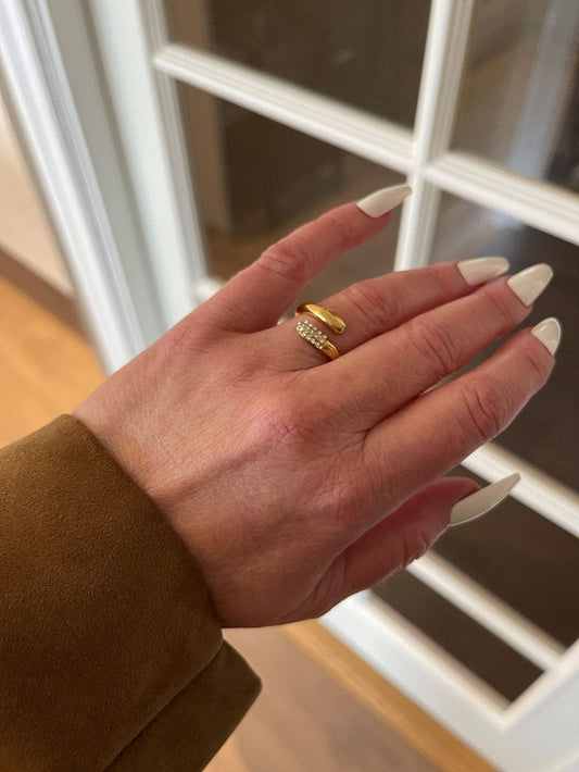 MEA NANI JEWELLERY Justerbar ring CRYSTAL 18K GULLBELAGT DRÅPE RING - Regulerbar ring til dame